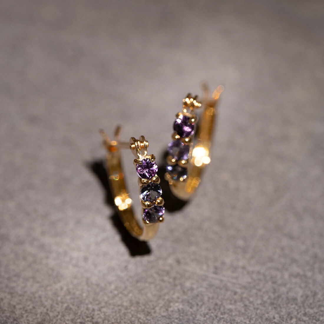 umu -アム- FINE JEWELRY STUIDIOカラーチェンジガーネット スナップピアスfp0028_kanban2.jpg