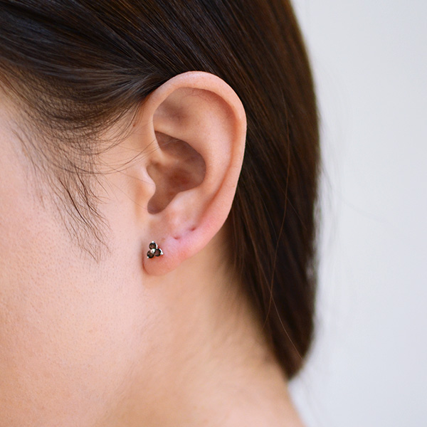 umu -アム- FINE JEWELRY STUIDIOスモーキークォーツ フラワーモチーフ スタッドピアスkk0140_i2.jpg