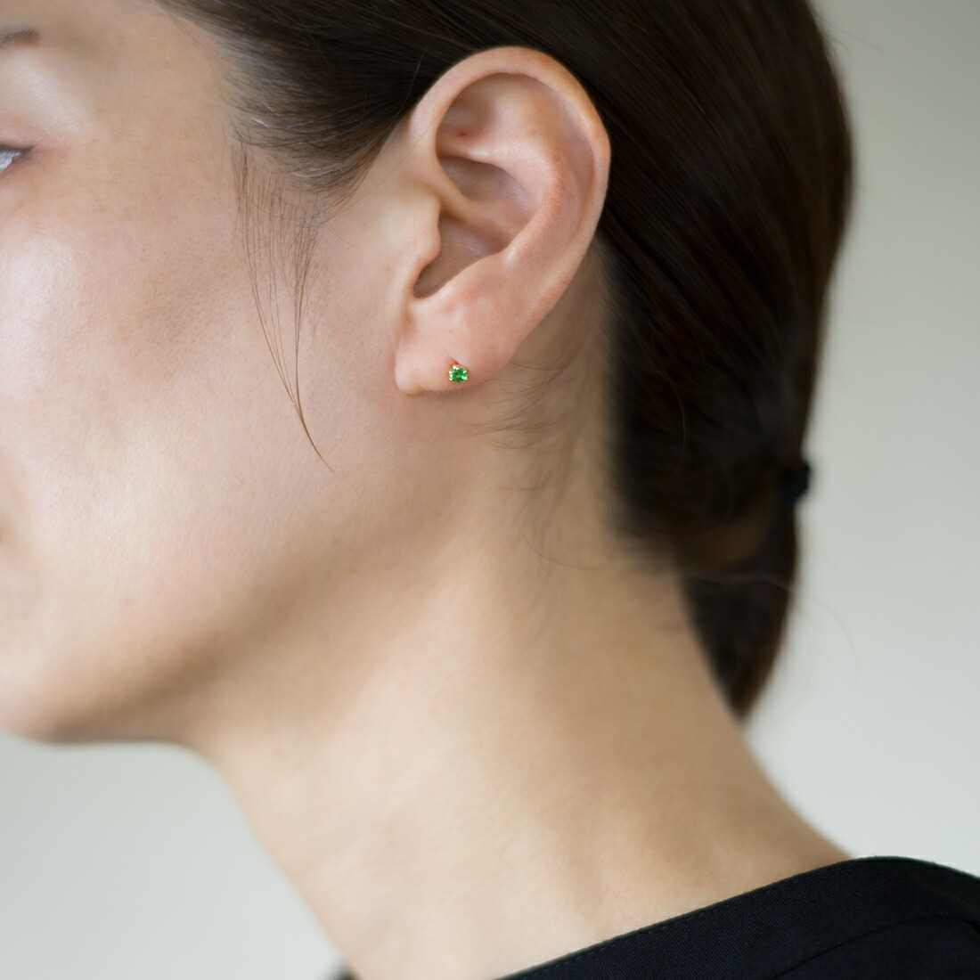 umu -アム- FINE JEWELRY STUIDIOグリーンガーネット スタッドピアスkk0547_i3.jpg