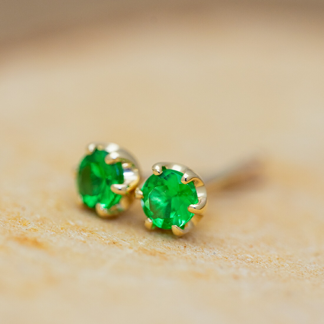 umu -アム- FINE JEWELRY STUIDIOグリーンガーネット スタッドピアスkk0547_kanban2.jpg