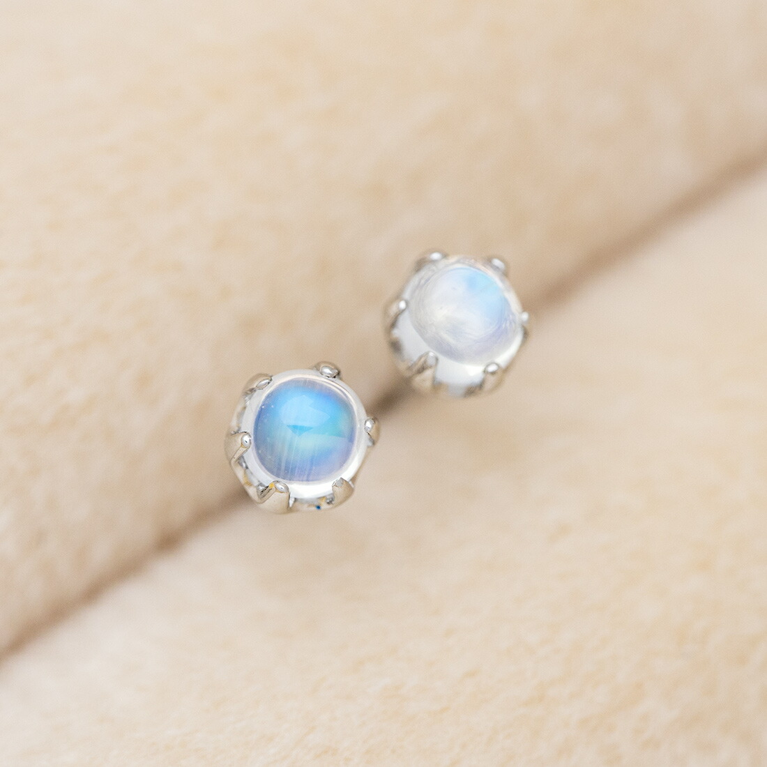 umu -アム- FINE JEWELRY STUIDIOカボション ブルームーンストーン スタッドピアスkk0552_kanban2.jpg