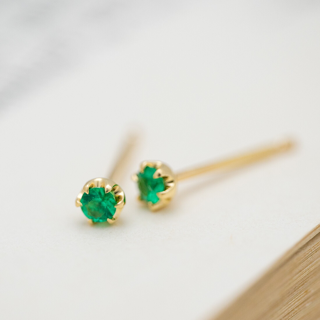umu -アム- FINE JEWELRY STUIDIOエメラルド スタッドピアスkk0598_kanban2.jpg