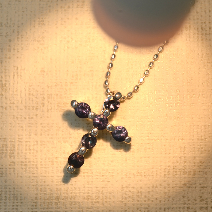 umu -アム- FINE JEWELRY STUIDIOK10 カラーチェンジガーネット クロス ペンダントトップkk0875_kanban2.jpg