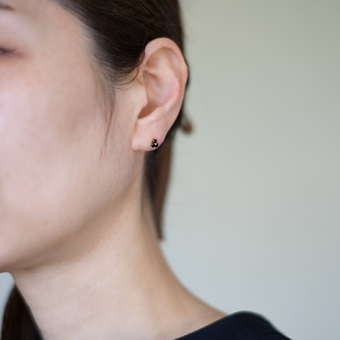 umu -アム- FINE JEWELRY STUIDIOオニキス フラワーモチーフ スタッドピアスpi0044_i2.jpg