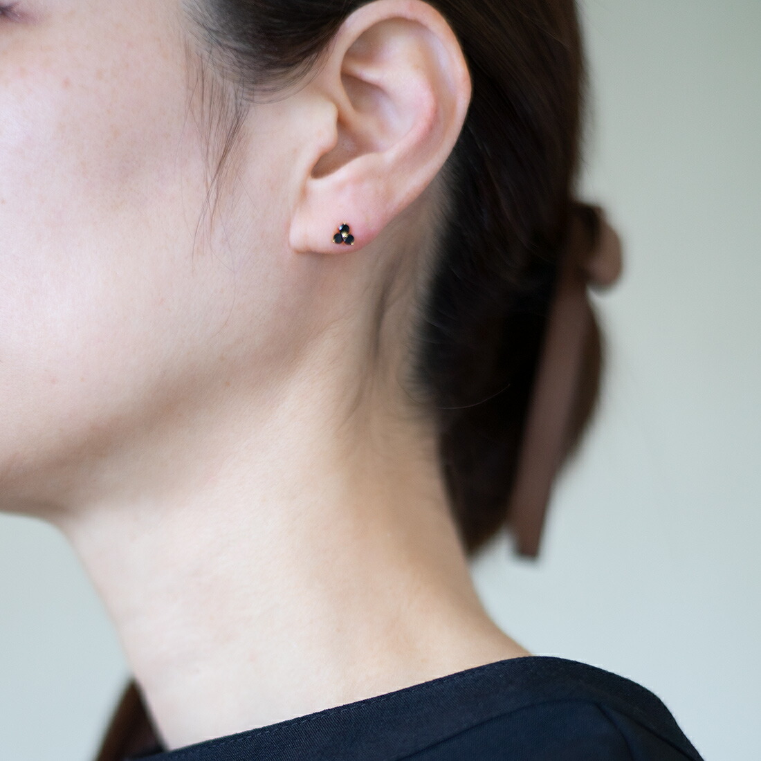 umu -アム- FINE JEWELRY STUIDIOオニキス フラワーモチーフ スタッドピアスpi0044_i3.jpg