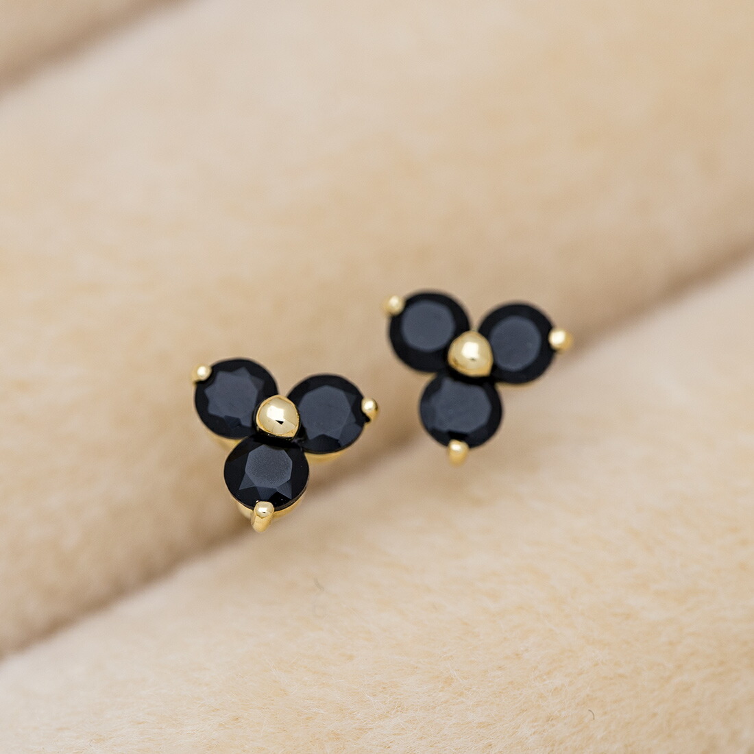 umu -アム- FINE JEWELRY STUIDIOオニキス フラワーモチーフ スタッドピアスpi0044_kanban2.jpg