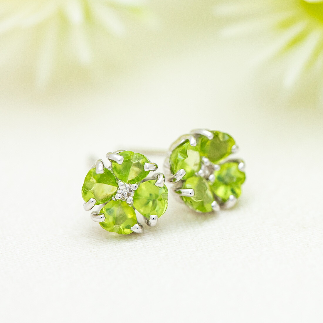 umu -アム- FINE JEWELRY STUIDIOペリドット クローバーモチーフ スタッドピアスpi0046_1.jpg