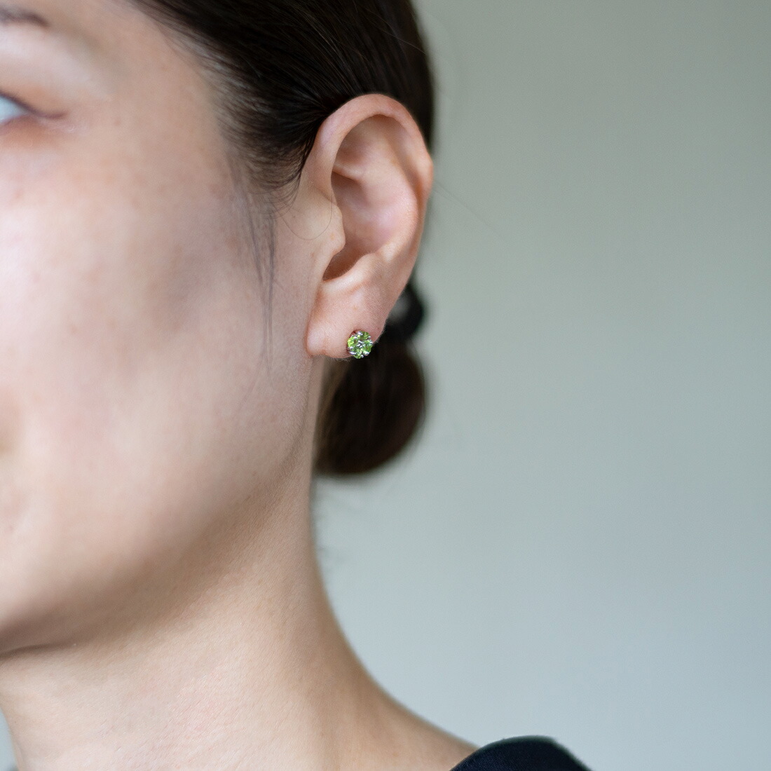 umu -アム- FINE JEWELRY STUIDIOペリドット クローバーモチーフ スタッドピアスpi0046_i2.jpg