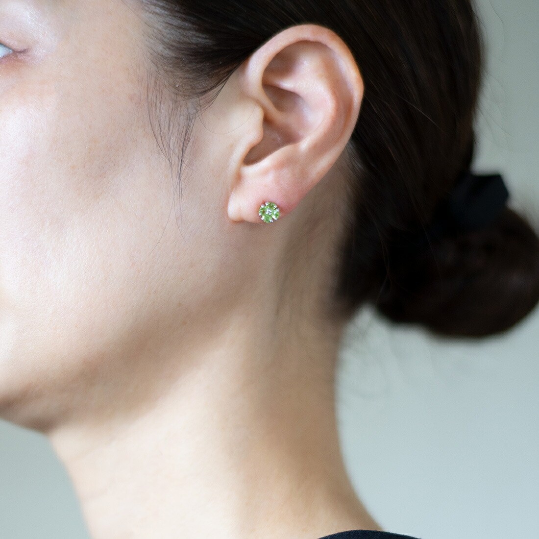 umu -アム- FINE JEWELRY STUIDIOペリドット クローバーモチーフ スタッドピアスpi0046_i3.jpg