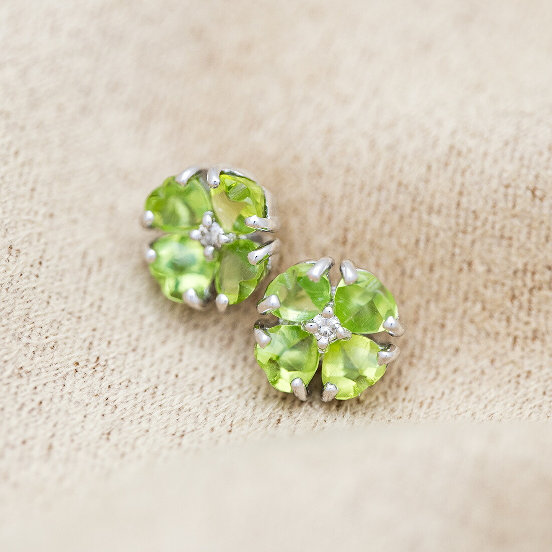 umu -アム- FINE JEWELRY STUIDIOペリドット クローバーモチーフ スタッドピアスpi0046_kanban2.jpg