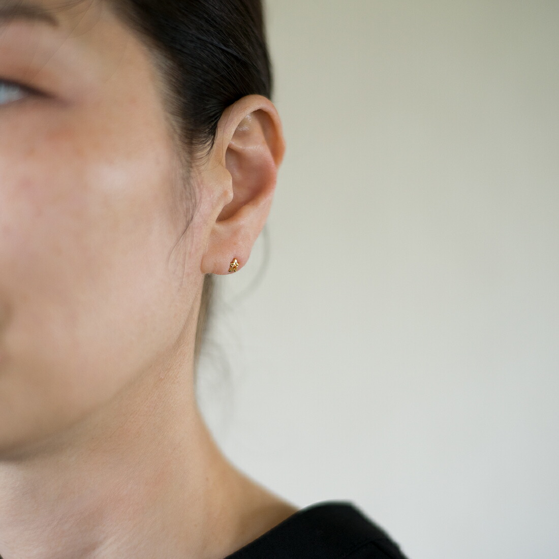 umu -アム- FINE JEWELRY STUIDIOオレンジサファイア スターモチーフ スタッドピアスpi0052_i2.jpg