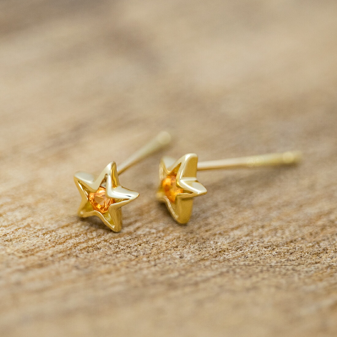 umu -アム- FINE JEWELRY STUIDIOオレンジサファイア スターモチーフ スタッドピアスpi0052_kanban2.jpg