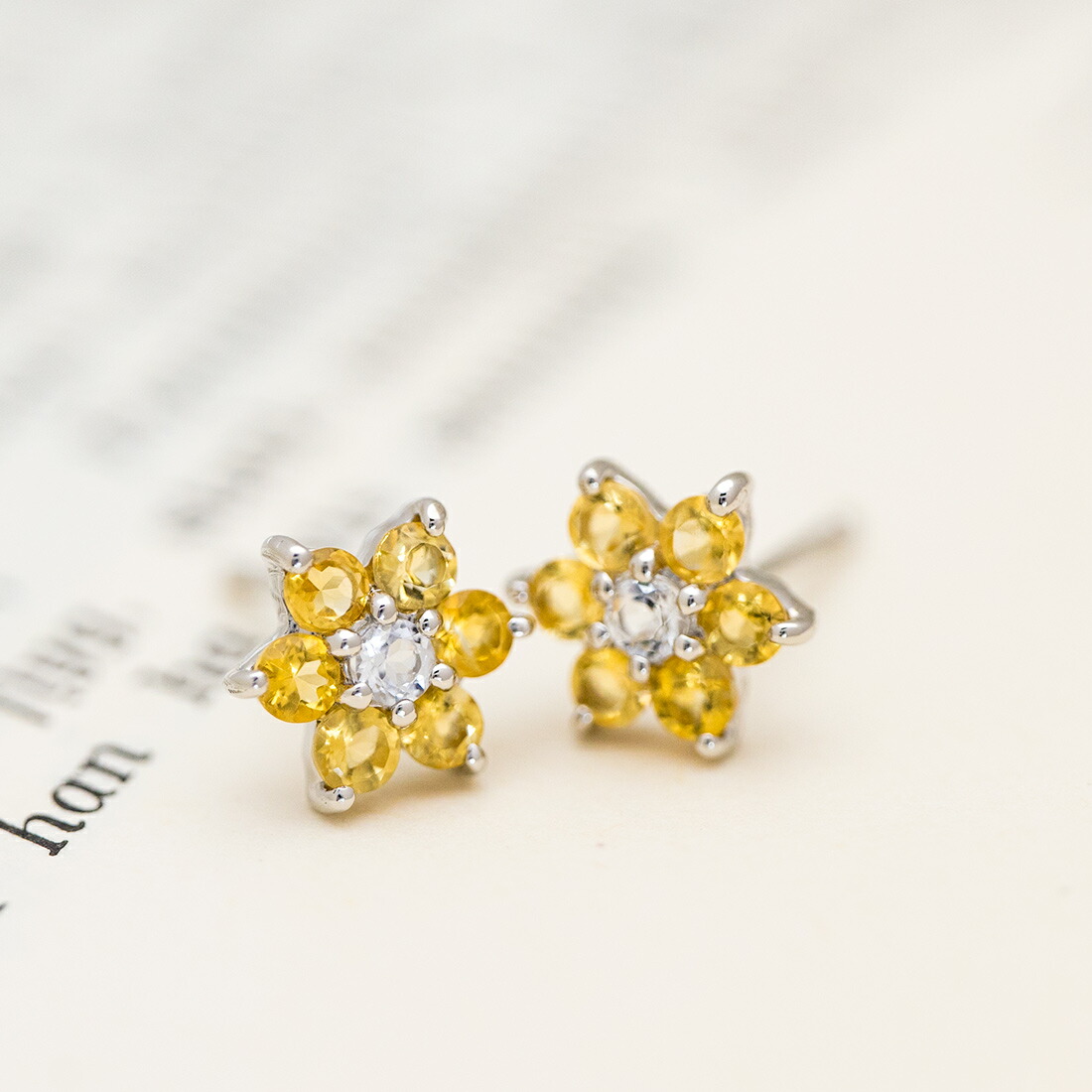umu -アム- FINE JEWELRY STUIDIOシトリン ホワイトトパーズ フラワーモチーフ スタッドピアスpi0053_kanban2.jpg