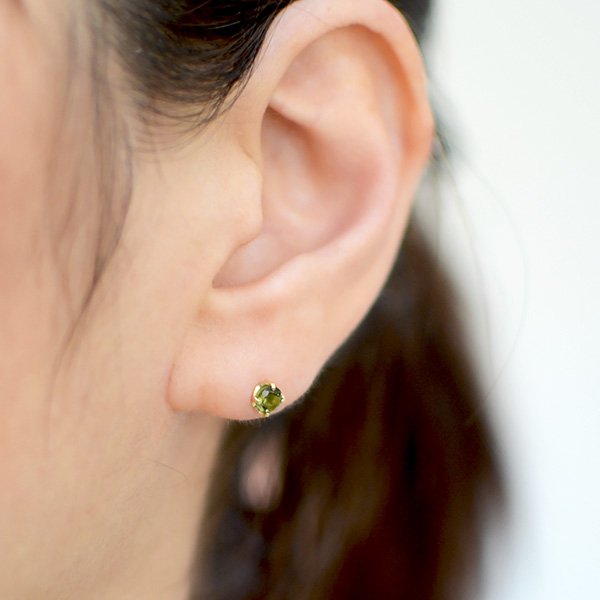 umu -アム- FINE JEWELRY STUIDIOK18 モルダバイト スタッドピアス 「attore」pi0106_i2.jpg