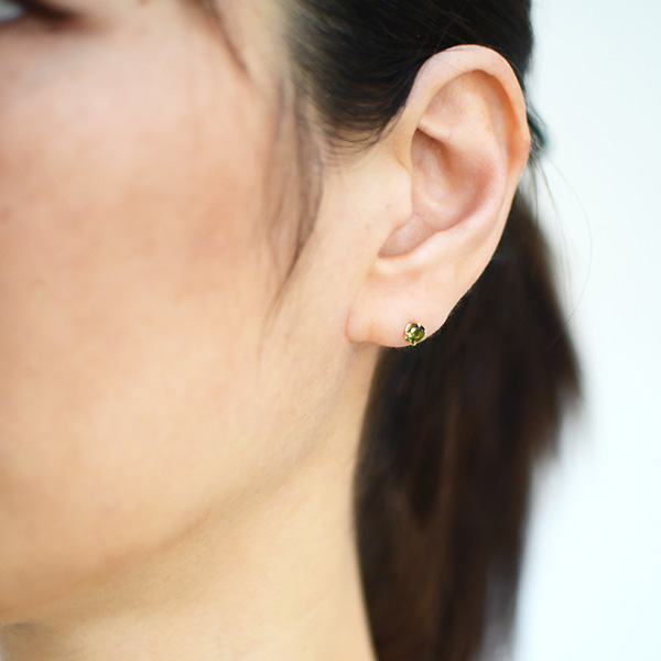 umu -アム- FINE JEWELRY STUIDIOK18 モルダバイト スタッドピアス 「attore」pi0106_i3.jpg