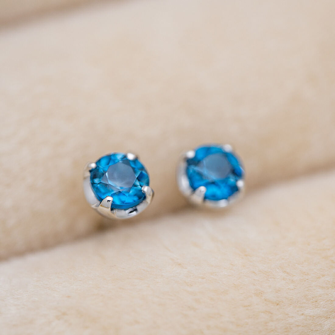 umu -アム- FINE JEWELRY STUIDIOロンドンブルートパーズ スタッドピアス 「attore」pi0108_kanban2.jpg