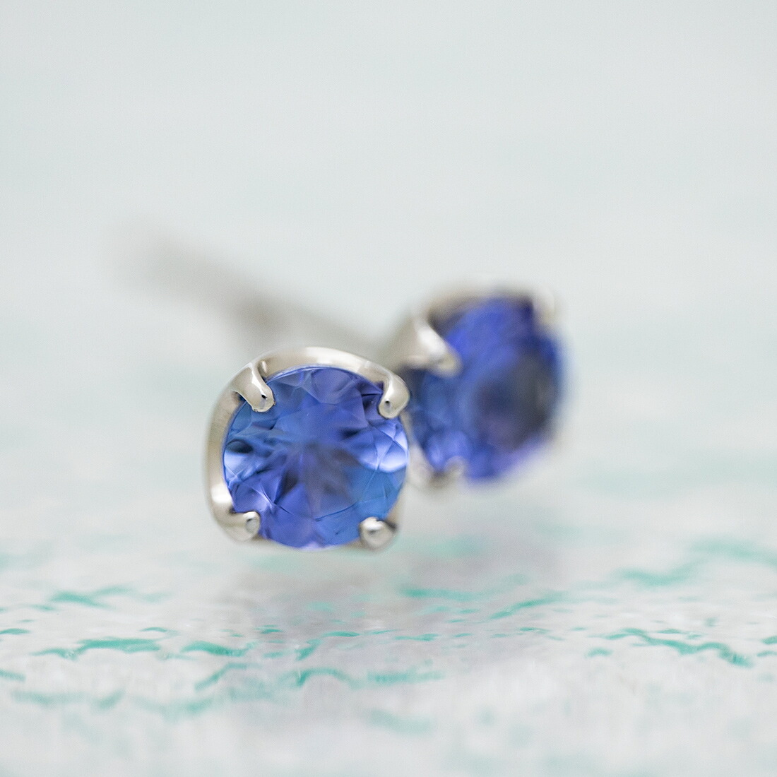 umu -アム- FINE JEWELRY STUIDIOタンザナイト スタッドピアス 「attore」pi0112_kanban2.jpg