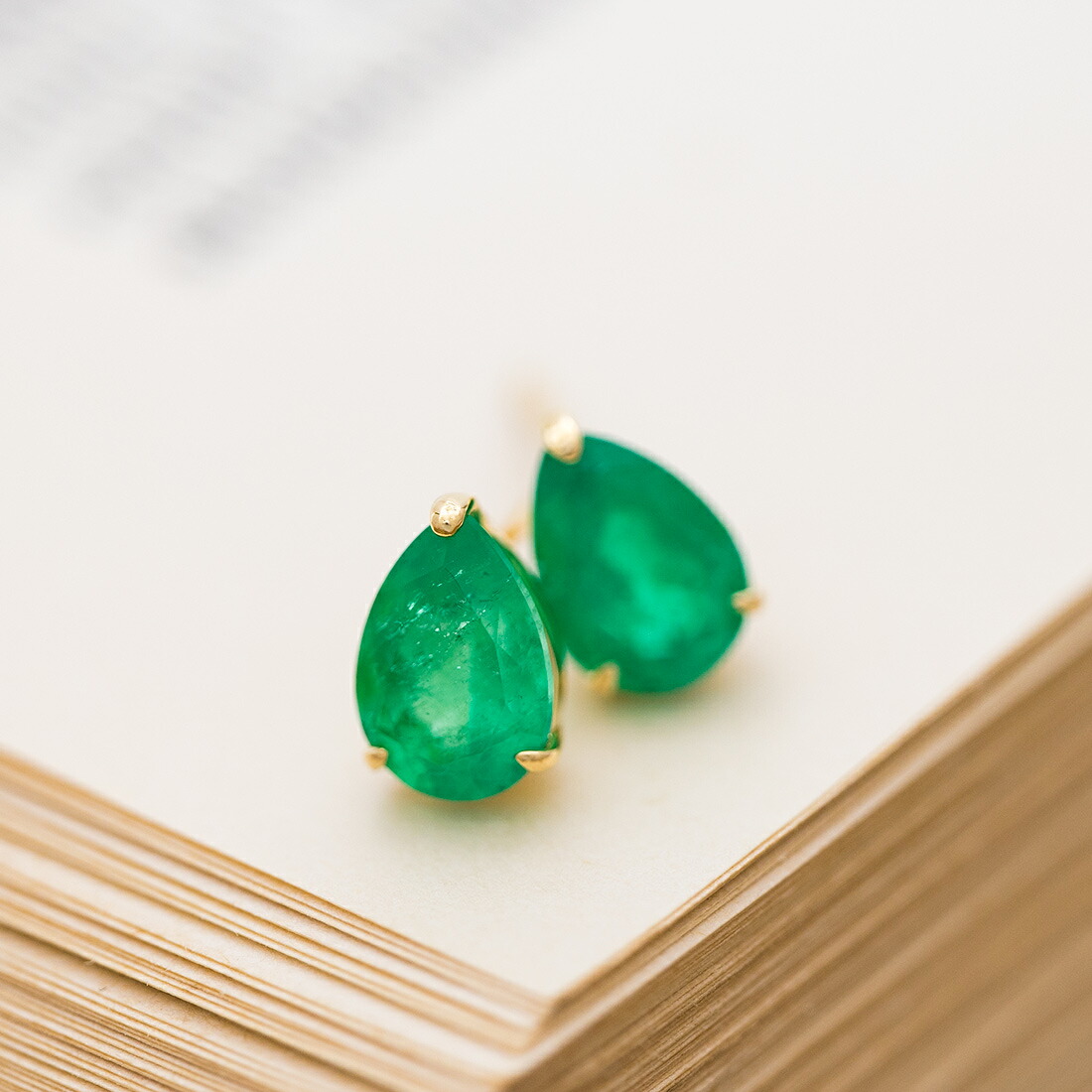 umu -アム- FINE JEWELRY STUIDIOエメラルド スタッドピアス 「adulto」pi0136_kanban2.jpg