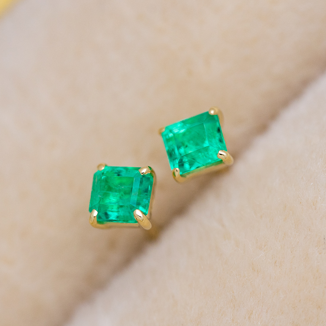 umu -アム- FINE JEWELRY STUIDIOK18 エメラルド ピアス 「quadoro」pi0145_kanban2.jpg