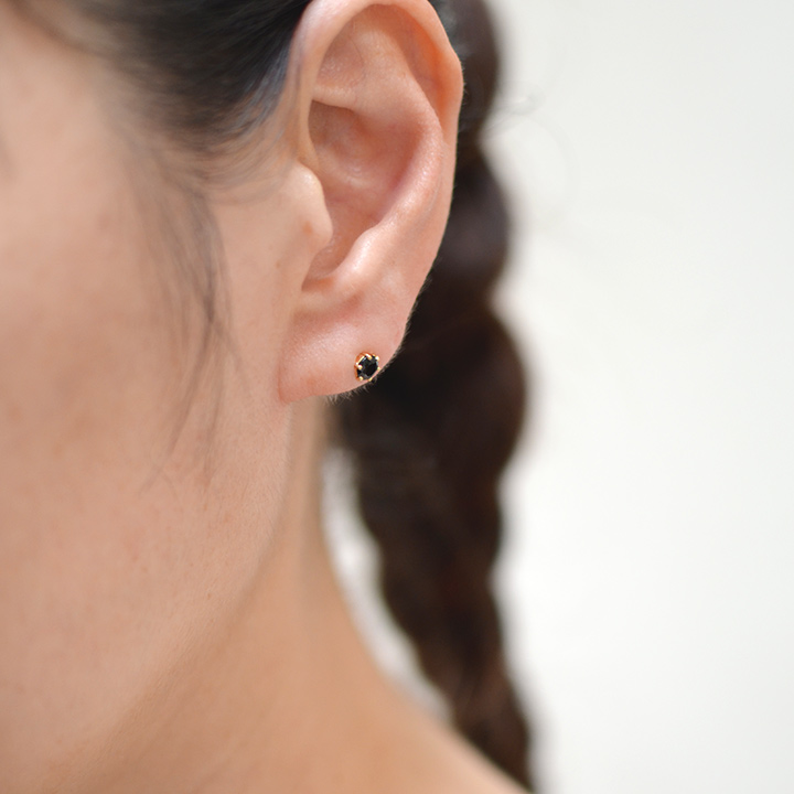 umu -アム- FINE JEWELRY STUIDIOK18 オニキス スタッドピアス 「involtare」pi0198_i3.jpg