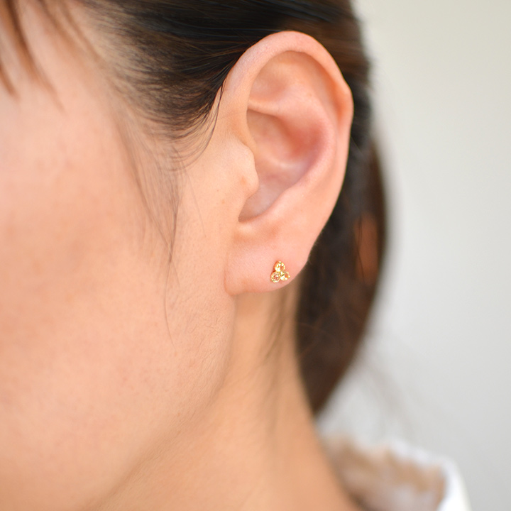 umu -アム- FINE JEWELRY STUIDIOK18 グロッシュラーライトガーネット フラワー スタッドピアスpi0215_i2.jpg