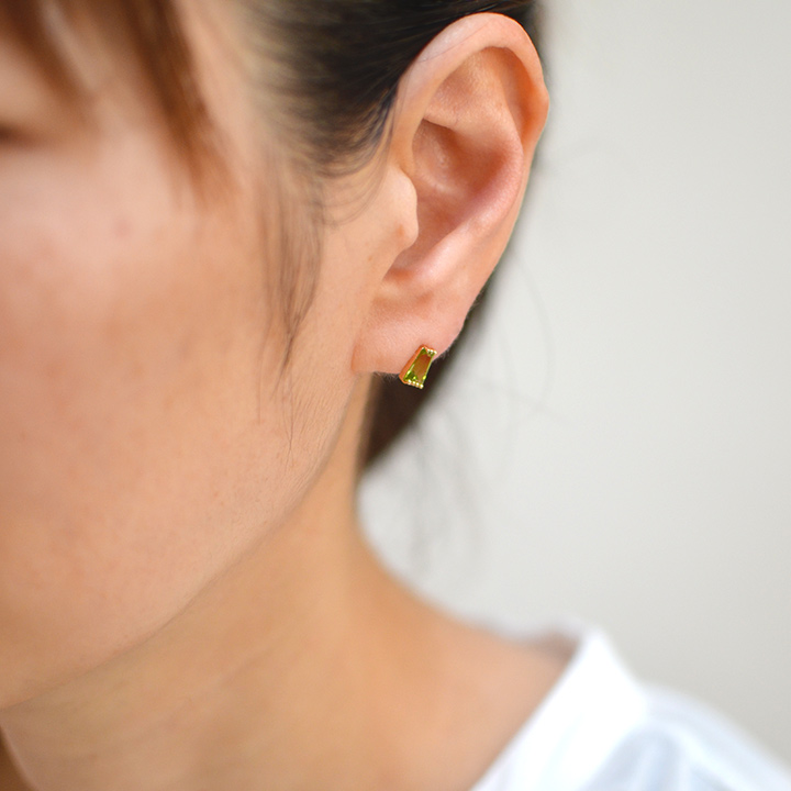 umu -アム- FINE JEWELRY STUIDIOK18 テーパーバゲット ペリドット スタッドピアスpi0222_i2.jpg
