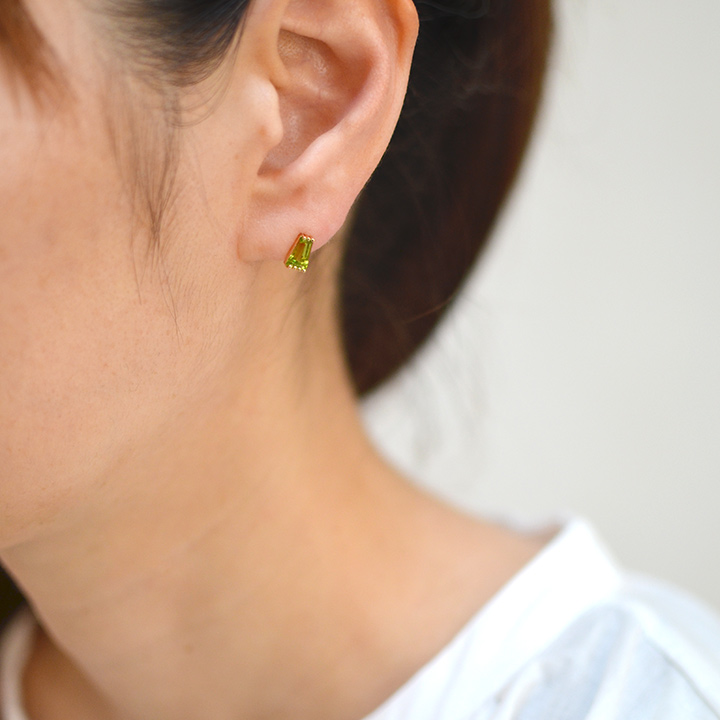 umu -アム- FINE JEWELRY STUIDIOK18 テーパーバゲット ペリドット スタッドピアスpi0222_i3.jpg
