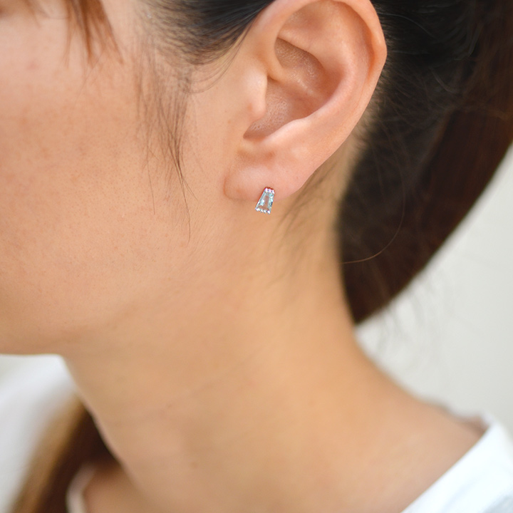 umu -アム- FINE JEWELRY STUIDIOK18 テーパーバゲットブルートパーズ スタッドピアスpi0223_i3.jpg
