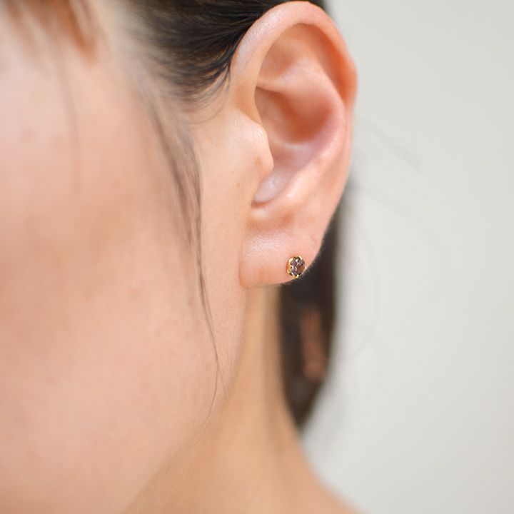 umu -アム- FINE JEWELRY STUIDIOK18 カラーチェンジガーネット スタッドピアス 「attore」pi0226_i2.jpg