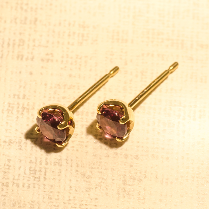 umu -アム- FINE JEWELRY STUIDIOK18 カラーチェンジガーネット スタッドピアス 「attore」pi0226_kanban2.jpg