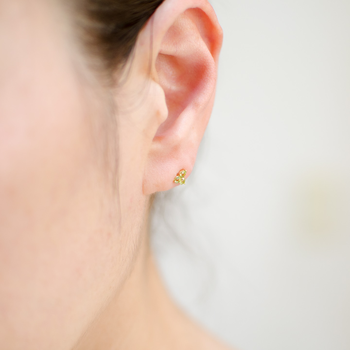 umu -アム- FINE JEWELRY STUIDIOK18 ペリドット フラワーモチーフ スタッドピアスpi0249_i2.jpg