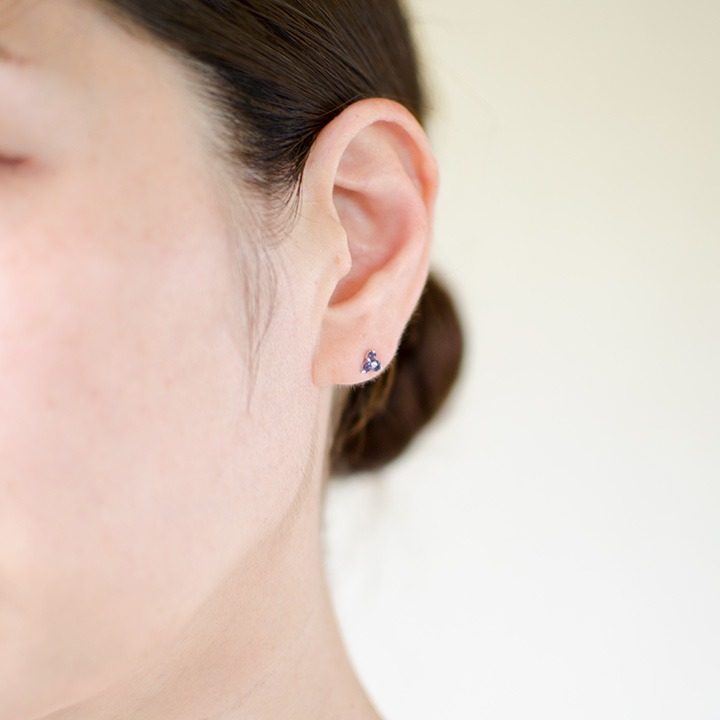 umu -アム- FINE JEWELRY STUIDIOK18 アイオライト フラワーモチーフ スタッドピアスpi0267_i2.jpg