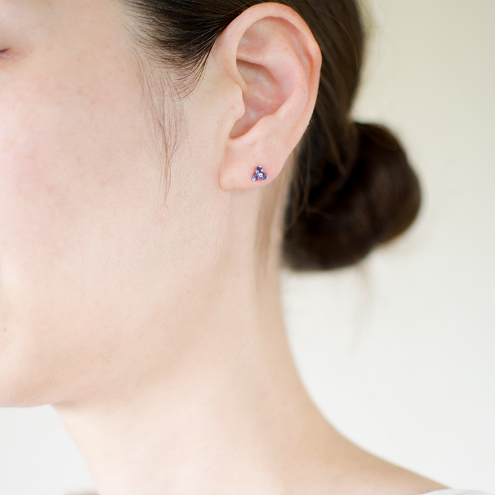 umu -アム- FINE JEWELRY STUIDIOK18 アイオライト フラワーモチーフ スタッドピアスpi0267_i3.jpg