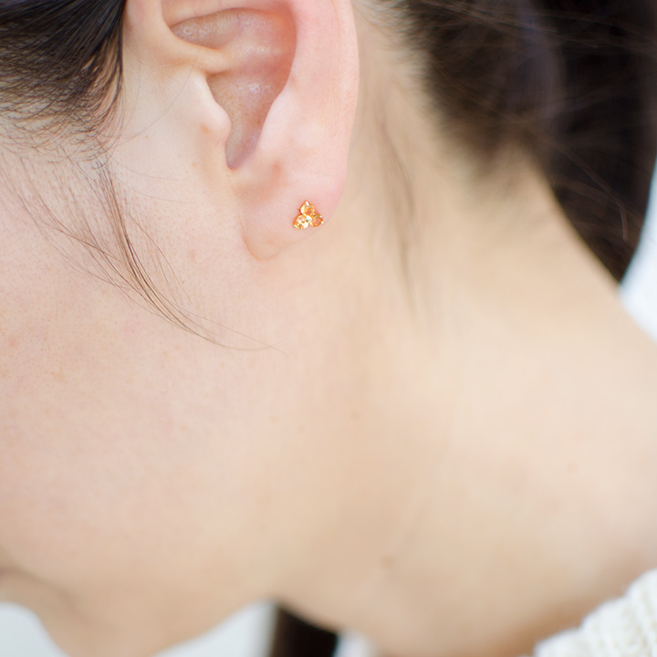 umu -アム- FINE JEWELRY STUIDIOスペサタイトガーネット フラワーモチーフ スタッドピアスpi0283_i3.jpg