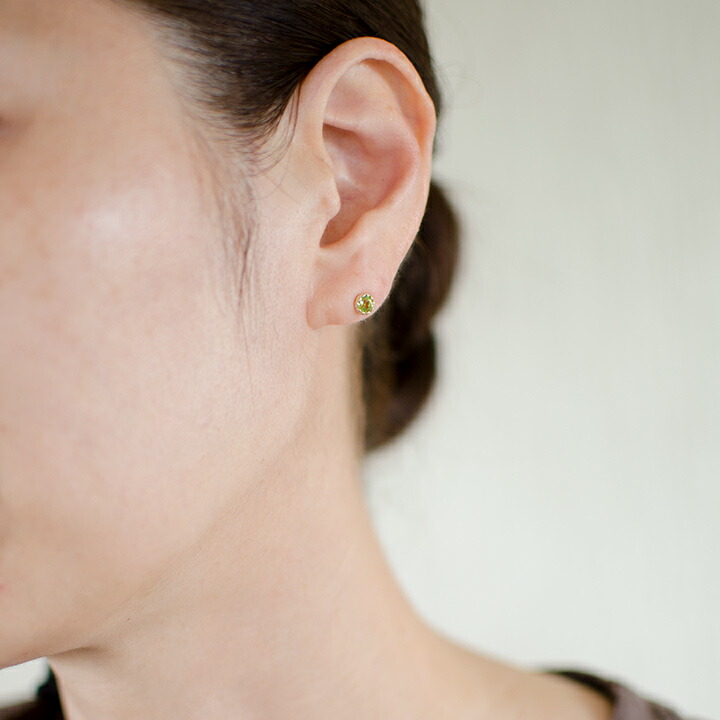 umu -アム- FINE JEWELRY STUIDIOペリドット スタッドピアス 「levita」pi0346_i3.jpg