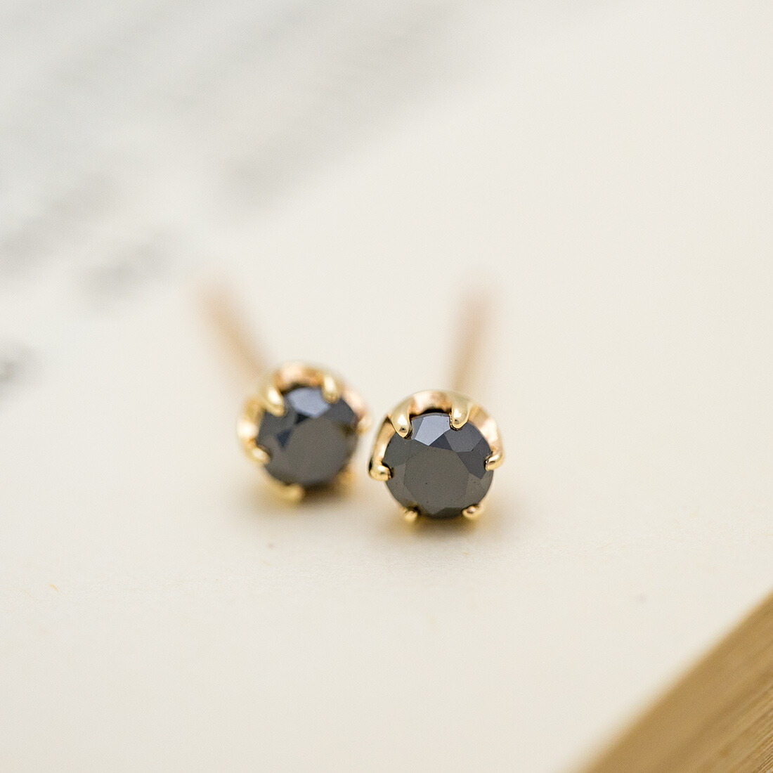 umu -アム- FINE JEWELRY STUIDIOブラックダイヤモンド スタッドピアスpi0361_kanban2.jpg