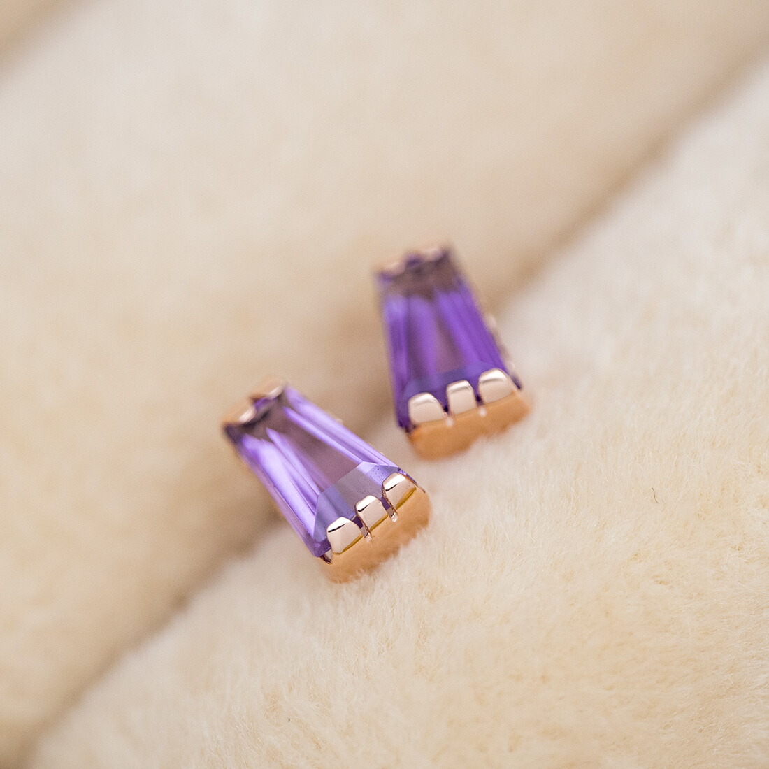 umu -アム- FINE JEWELRY STUIDIOテーパーバゲット アメシスト スタッドピアスpi0362_kanban2.jpg