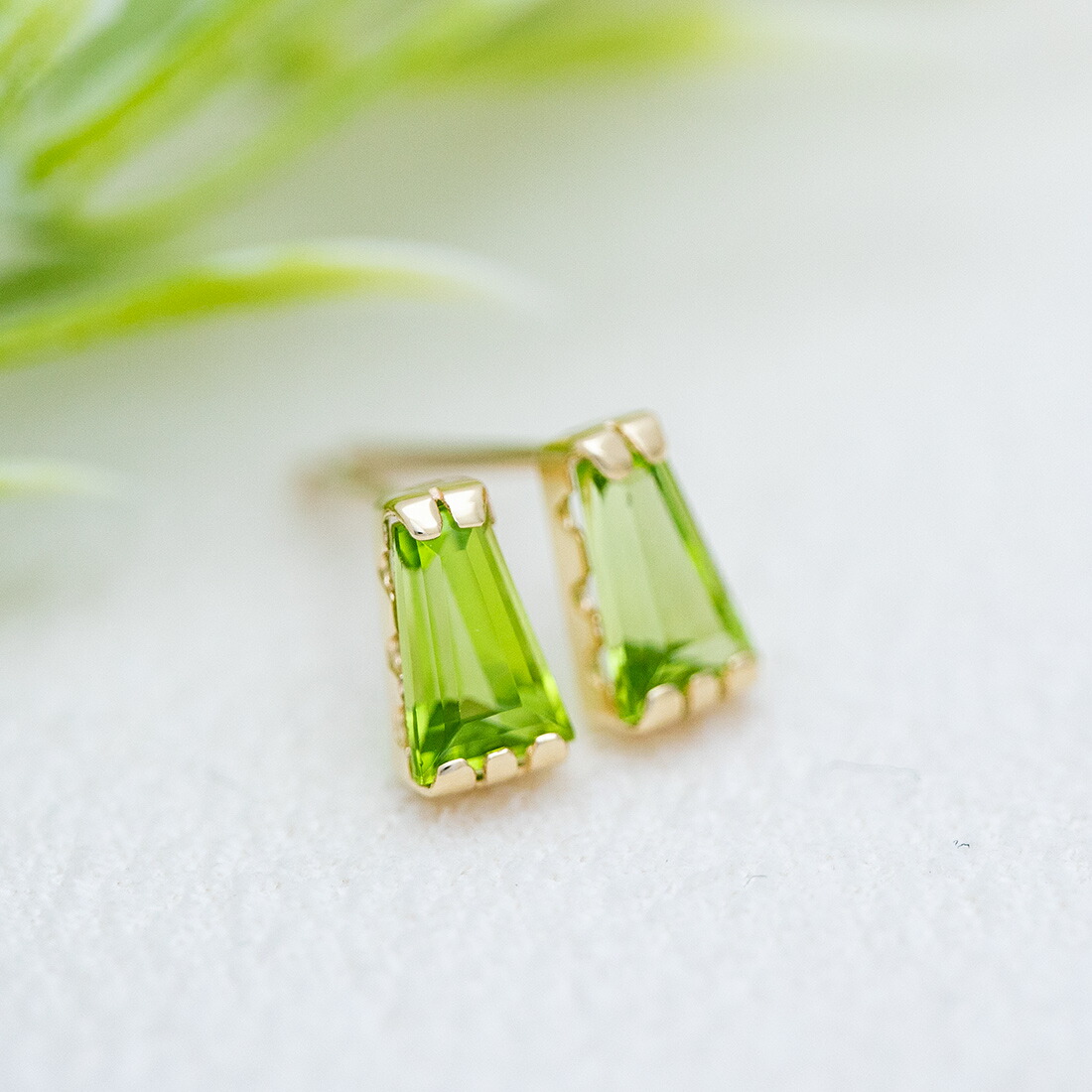 umu -アム- FINE JEWELRY STUIDIOテーパーバゲット ペリドット スタッドピアスpi0363_1.jpg