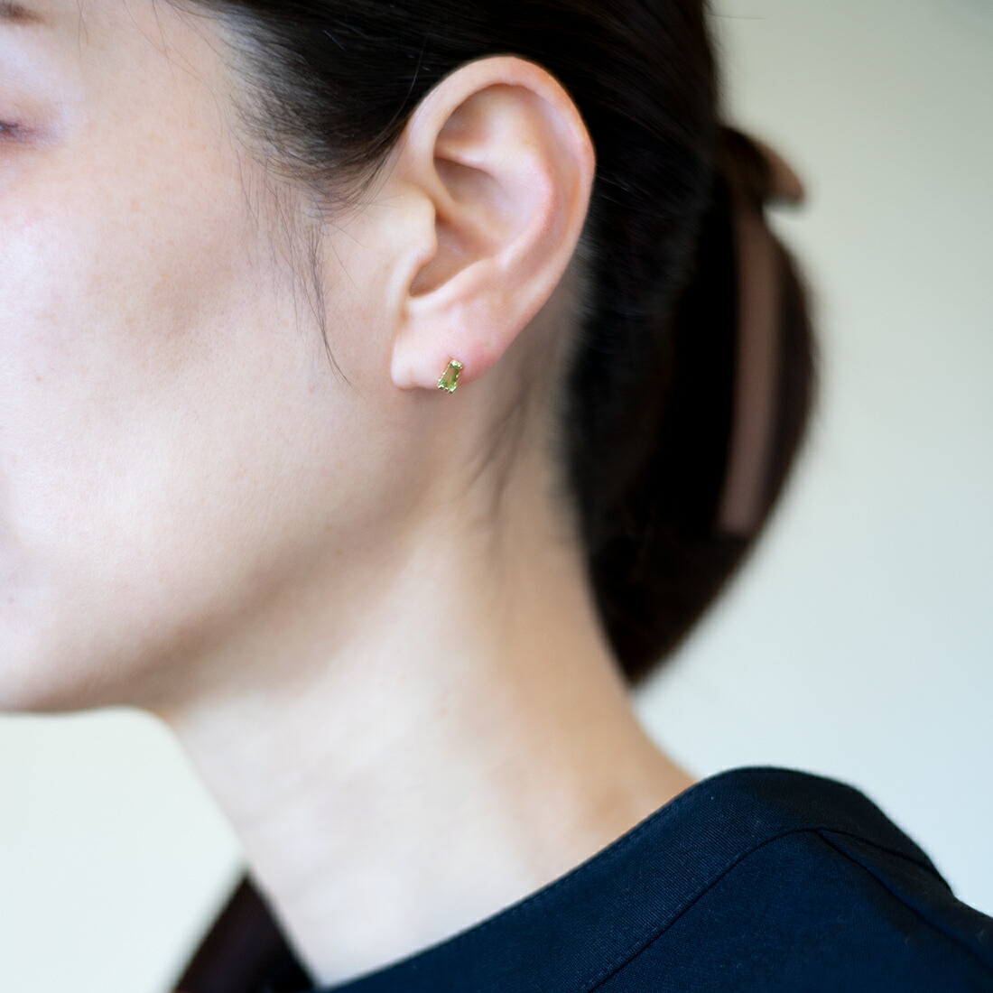 umu -アム- FINE JEWELRY STUIDIOテーパーバゲット ペリドット スタッドピアスpi0363_i3.jpg