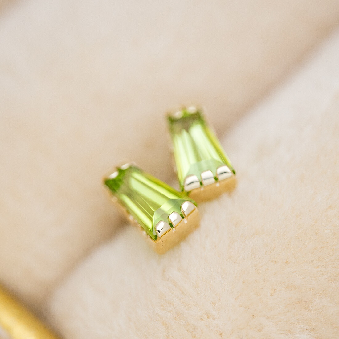 umu -アム- FINE JEWELRY STUIDIOテーパーバゲット ペリドット スタッドピアスpi0363_kanban2.jpg