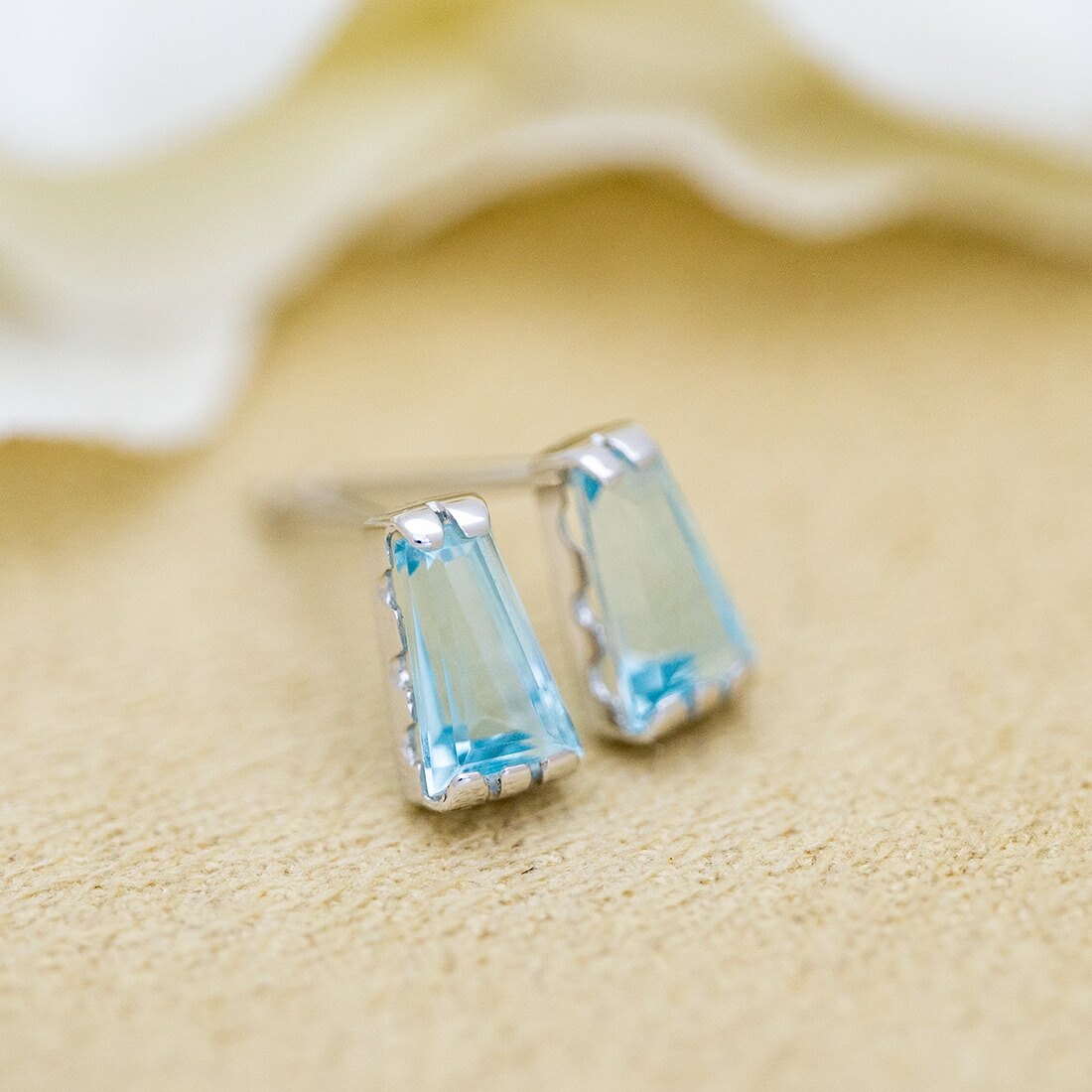 umu -アム- FINE JEWELRY STUIDIOテーパーバゲット ブルートパーズ スタッドピアスpi0364_1.jpg