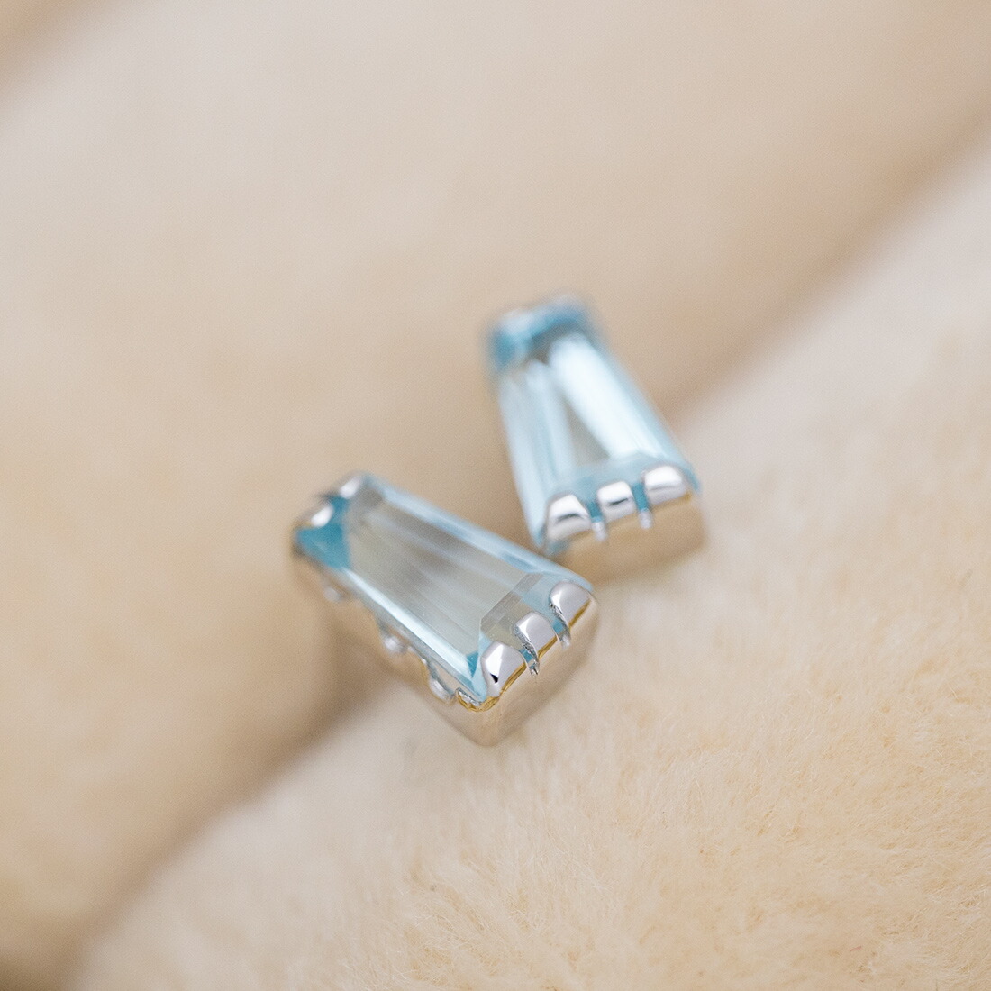 umu -アム- FINE JEWELRY STUIDIOテーパーバゲット ブルートパーズ スタッドピアスpi0364_kanban2.jpg