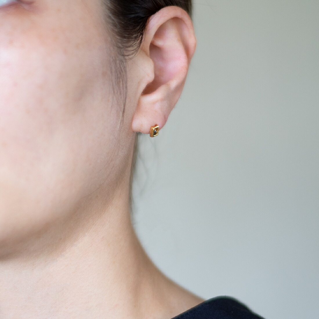 umu -アム- FINE JEWELRY STUIDIOカラーチェンジガーネット スタッドピアスpi0366_i2.jpg