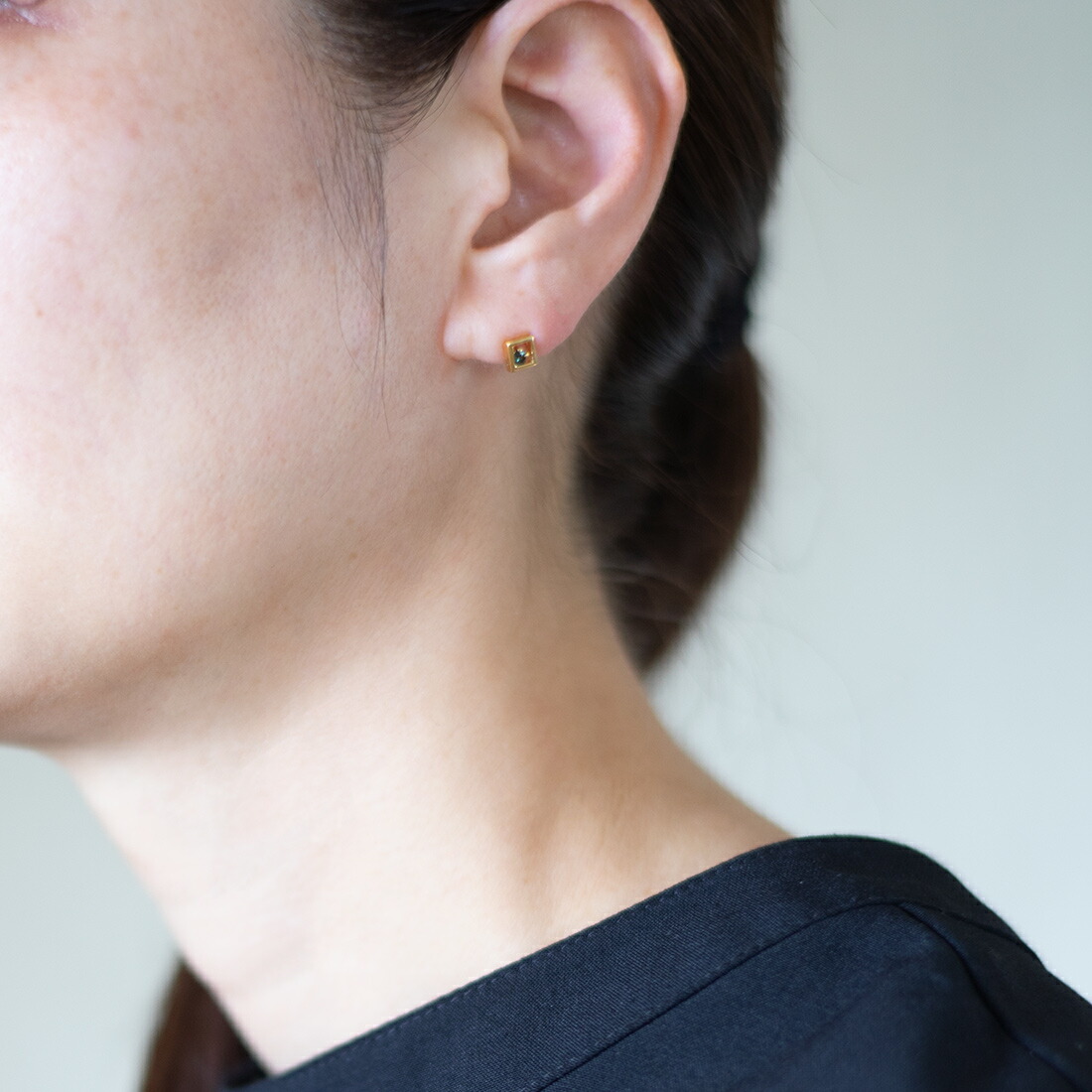 umu -アム- FINE JEWELRY STUIDIOカラーチェンジガーネット スタッドピアスpi0366_i3.jpg