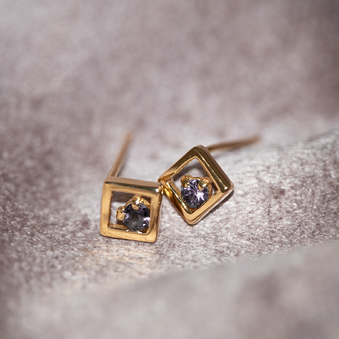 umu -アム- FINE JEWELRY STUIDIOカラーチェンジガーネット スタッドピアスpi0366_kanban2.jpg