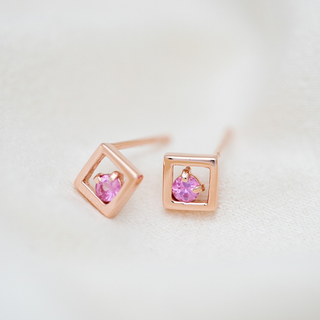 umu -アム- FINE JEWELRY STUIDIOピンクサファイア スタッドピアスpi0367_kanban2.jpg
