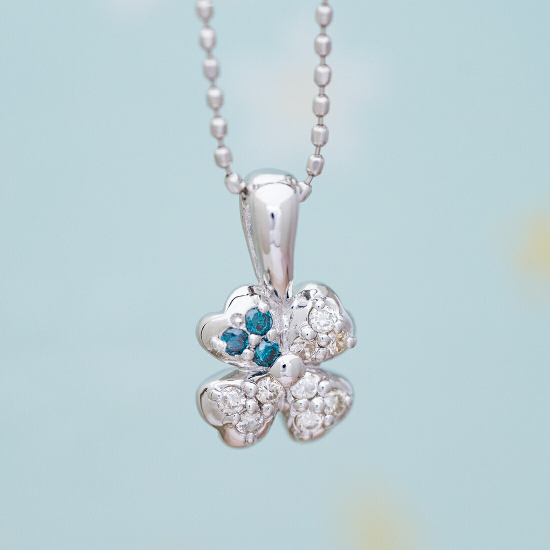 umu -アム- FINE JEWELRY STUIDIOダイヤモンド ブルーダイヤモンド クローバーモチーフ ペンダントトップpn0088_kanban2.jpg