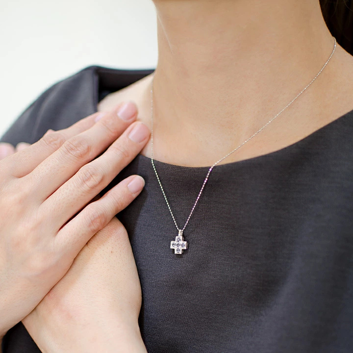 umu -アム- FINE JEWELRY STUIDIOカラーチェンジガーネット クロスモチーフ ペンダントトップpn0122_i3.jpg