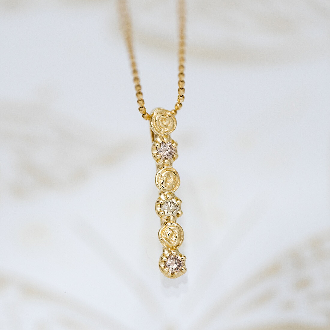 umu -アム- FINE JEWELRY STUIDIOブラウンダイヤモンド バラモチーフ ペンダントトップ 「rosa」pn0249_kanban2.jpg