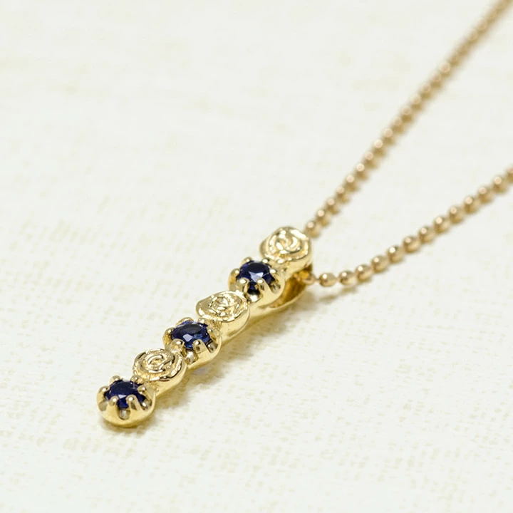 umu -アム- FINE JEWELRY STUIDIOブルーサファイア バラモチーフ ペンダントトップ 「rosa」pn0262_kanban2.jpg